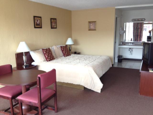 Red Carpet Inn Battleboro Номер фото