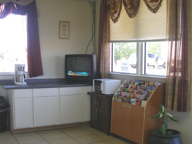 Red Carpet Inn Battleboro Интерьер фото