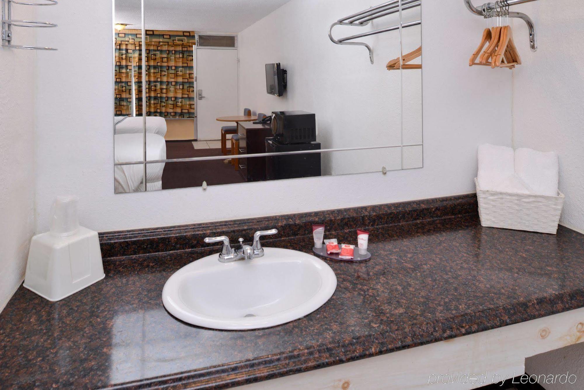 Red Carpet Inn Battleboro Экстерьер фото