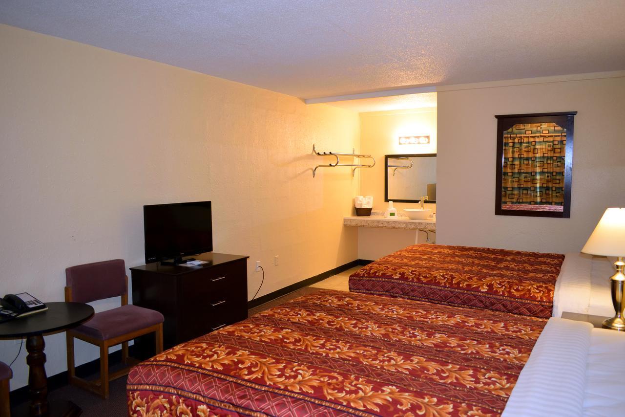 Red Carpet Inn Battleboro Экстерьер фото