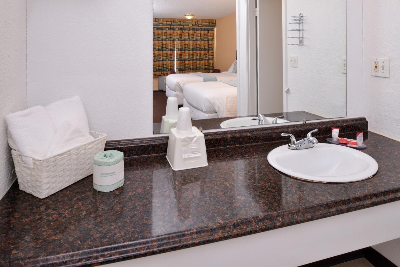 Red Carpet Inn Battleboro Экстерьер фото
