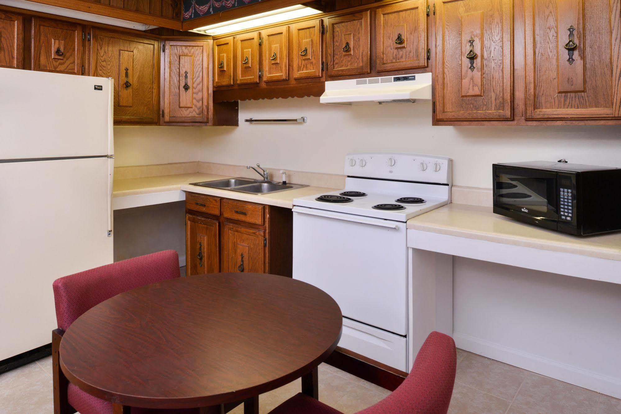 Red Carpet Inn Battleboro Экстерьер фото